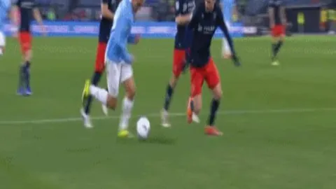 孔德法国训练营亮相，展现日系风尚，身穿小众品牌风衣